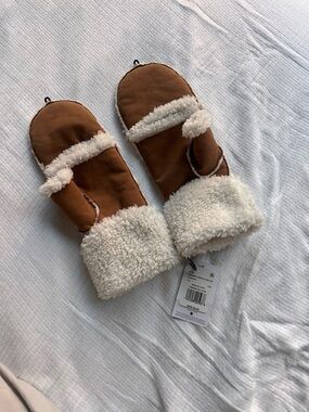 NWT / NEW UGG Cozy Shearling-Lined Brown Mittens